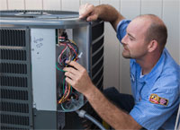 Simpson Air HVAC tech repairing AC unit at a Tampa home